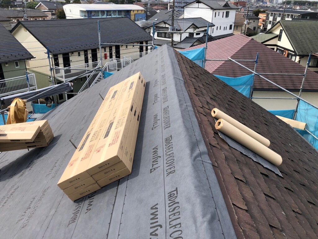 防水シート取り付け<br />
（ビスを使用しない、粘着タイプを使用しました。）<br />
※防水シートは雨漏れを防ぐための重要な役割です。